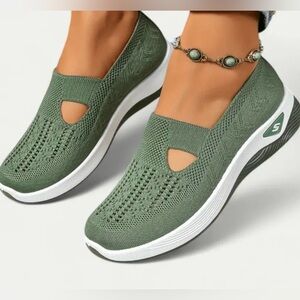Slip-On Shoes for Women Breathable Design in Green New in Packaging NWT